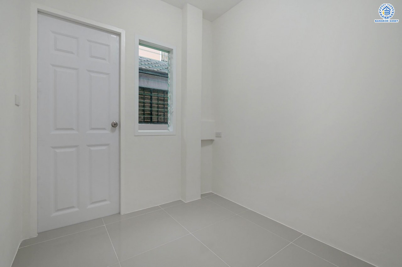 บ้านมือสองตกแต่งใหม่ โครงการ ปารวีร์ เพชรเกษม63 เนื้อที่ 82.4 ตร.ว. ฟังก์ชัน 3 ห้องนอน 4 ห้องน้ำ 1 ห้องแม่บ้าน 2 ที่จอดรถ บนพื้นที่ใช้สอย 244.52 ตร.ม. ทำเลศักยภาพ เชื่อมต่อหลายเส้นทาง ใกล้เดอะมอลล์บางแค จุดขึ้นทางด่วน "พระราม2" และรถไฟฟ้าสายสีน้ำเงิน "สถานีหลักสอง"